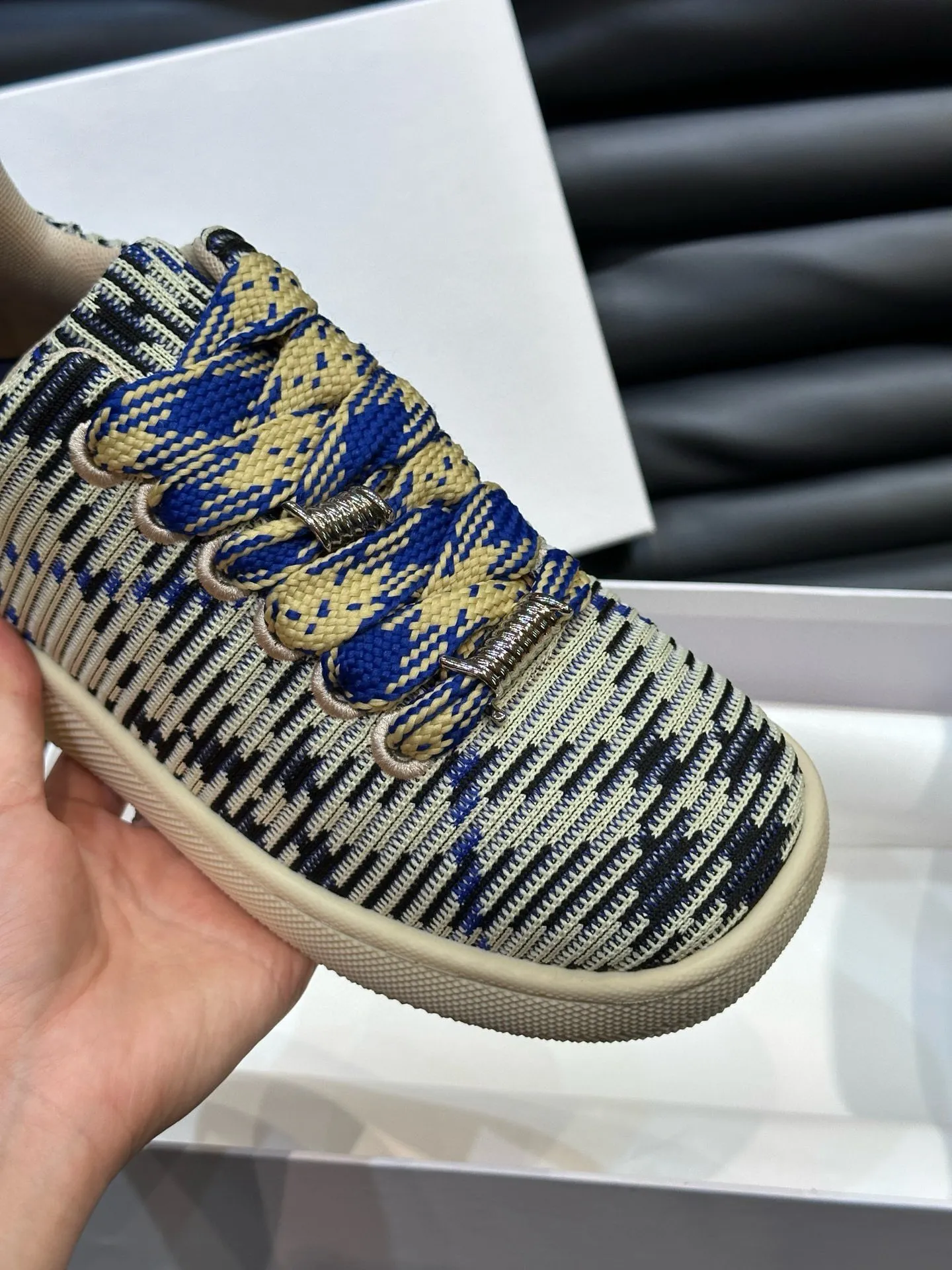 Factory price: 458💰Burberry Box series👫 Thick-soled casual sports shoes for couples, cool sneakers and bread shoes, purchased and developed from the original version, the top version of Box series sports shoes, made of original plaid/knitted fabric, embellished with EKD embossing. Made of mesh lining, the laces are decorated with metal coils, the rubber sole is decorated with the Burberry letter logo, and the original molded 3.5CM two-color T men's shoe 💰U outsole! Code number: 35-45 (35-45 customized)